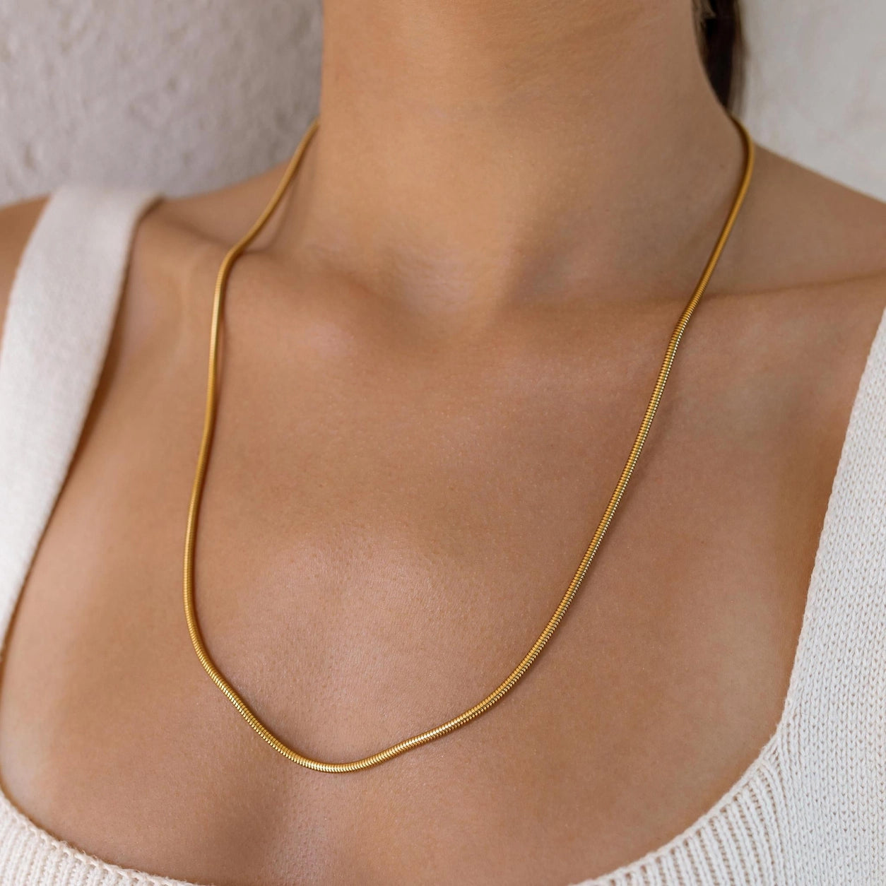 Gold Oceania necklace by ALCO, stylish jewelry accessory featuring a delicate chain and ocean-inspired design.