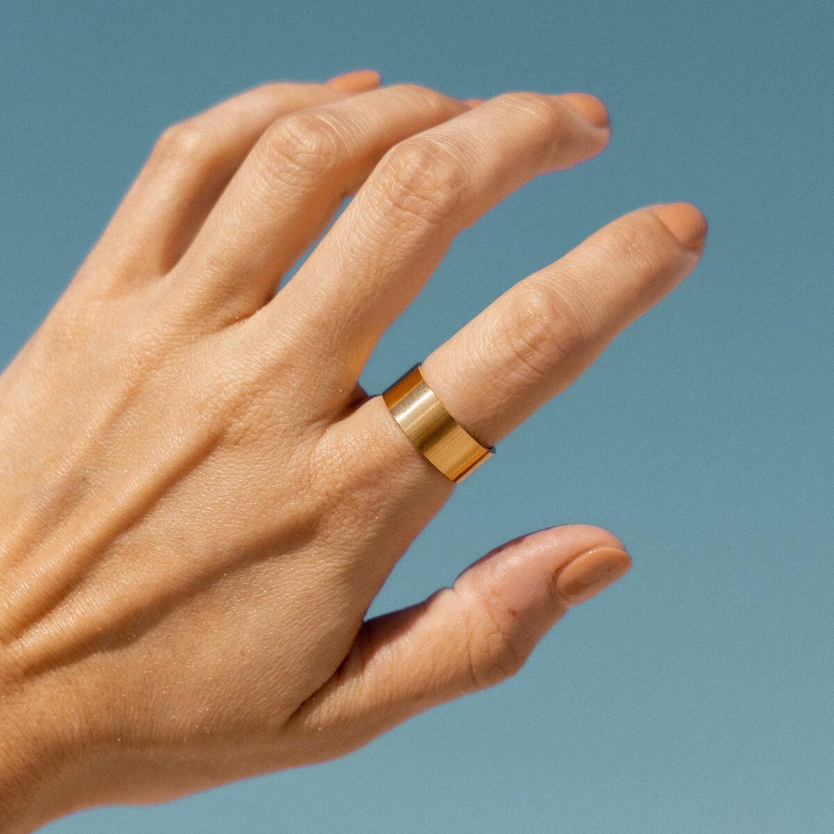 Gold ALCO cigar ring, a jewelry accessory featuring a detailed cigar design, perfect for cigar enthusiasts.