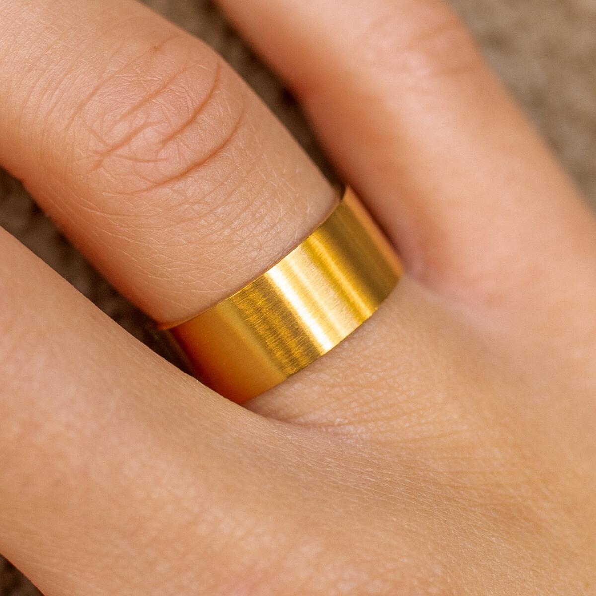 Gold ALCO cigar ring, jewelry accessory featuring a detailed cigar design, stylish jewelry ring for cigar enthusiasts.