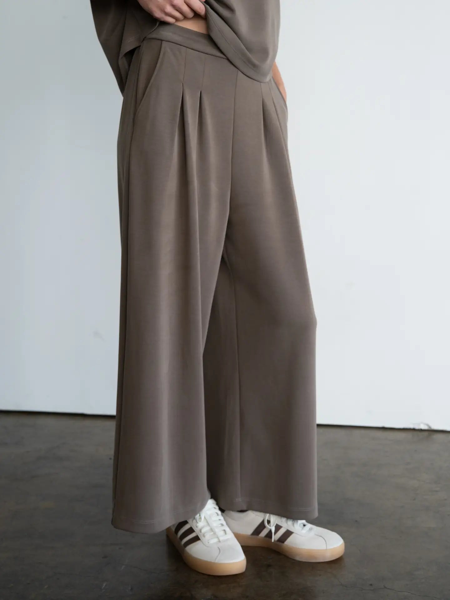 Pleated Wide Leg Sweatpants Mocha